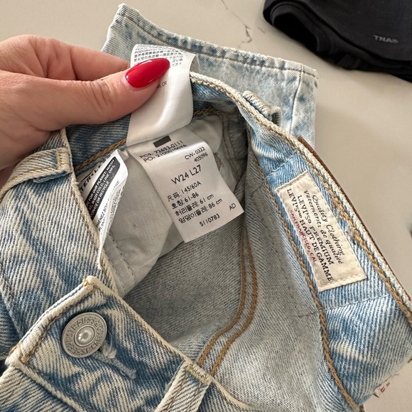 Bundle- 2 pairs of Levi jeans and TNA Top - Picture 3 of 9